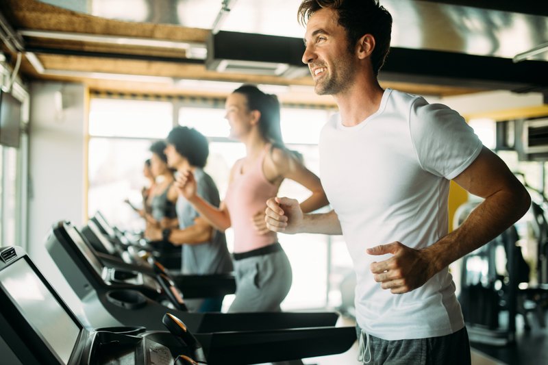 Sportler laufen auf dem Laufband