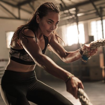 Frau trainiert mit den Seilen