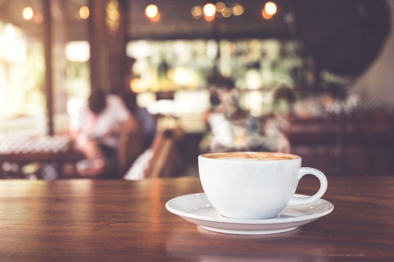 Tasse mit Kaffee und Milchschaum